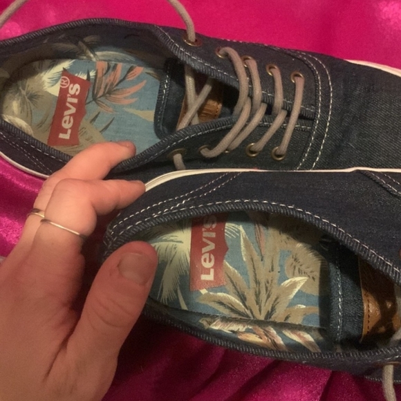 Levi’s denim lace up sneakers men’s size 8 in beautiful condition tropical insid - Picture 4 of 8
